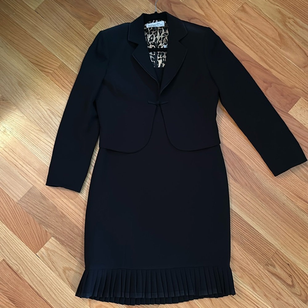 TAHARI Arthur S. Levine Black 2pc sheath dress with jacket.